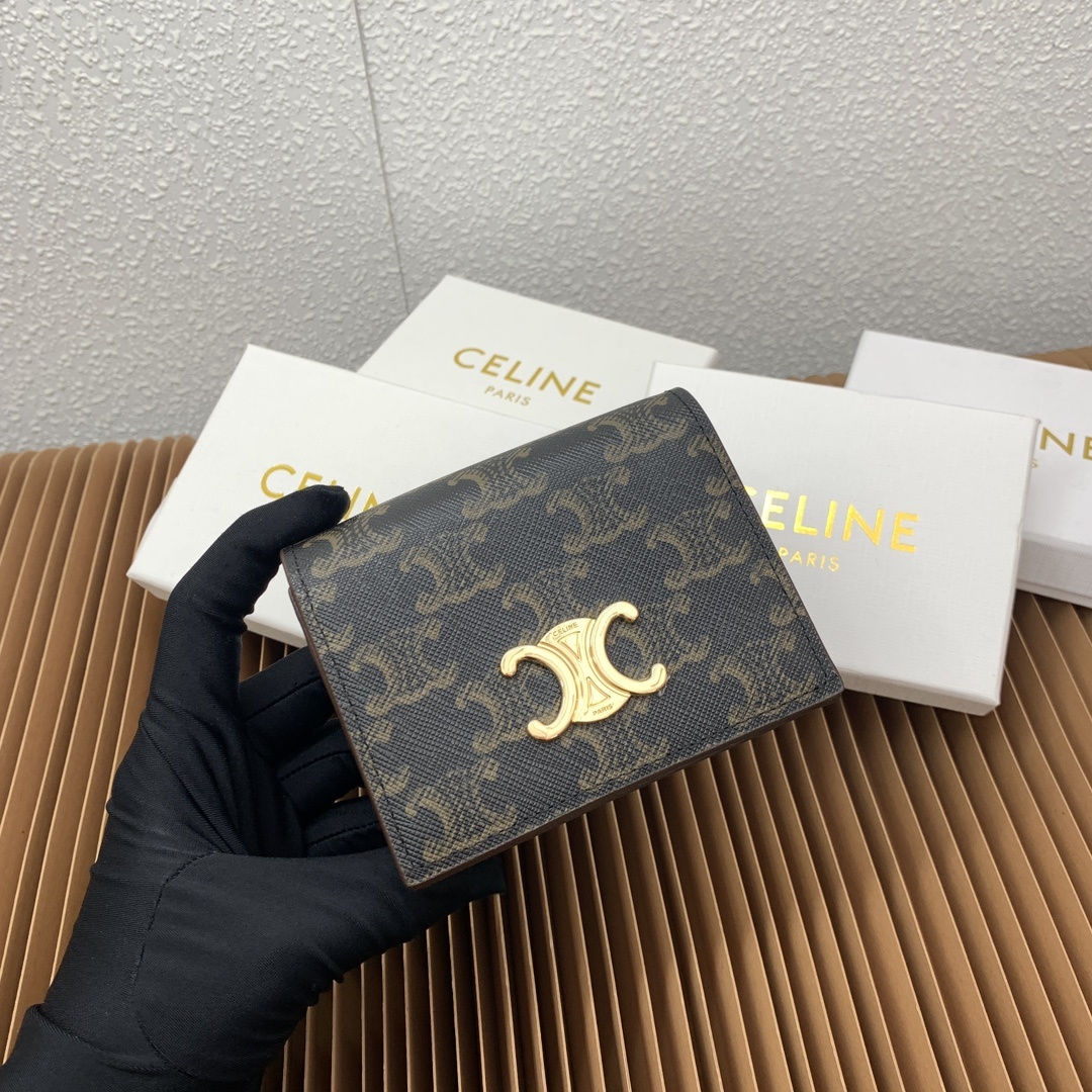 帆布牛皮革TRIOMPHE名片套牛皮革衬里金色饰面装饰性TRIOMPHE钉扣开关两个折档式内格一个扁平口