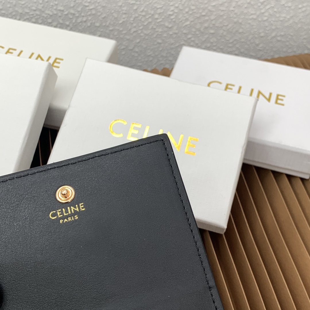  帆布牛皮革TRIOMPHE名片套牛皮革衬里金色饰面装饰性TRIOMPHE钉扣开关两个折档式内格一个扁平