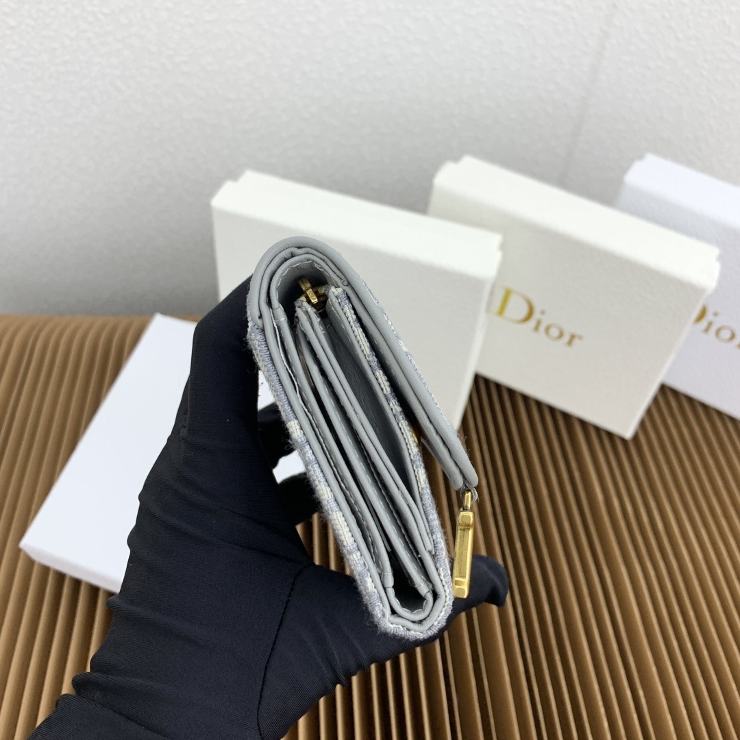 这款马鞍 Lotus 钱包彰显这一系列的标志性风格。采用新款Oblique 印花面料精心制作,搭配标志