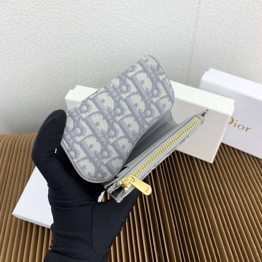 这款马鞍 Lotus 钱包彰显这一系列的标志性风格。采用新款Oblique 印花面料精心制作,搭配标志