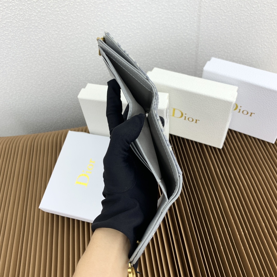 这款马鞍 Lotus 钱包彰显这一系列的标志性风格。采用新款Oblique 印花面料精心制作,搭配标志