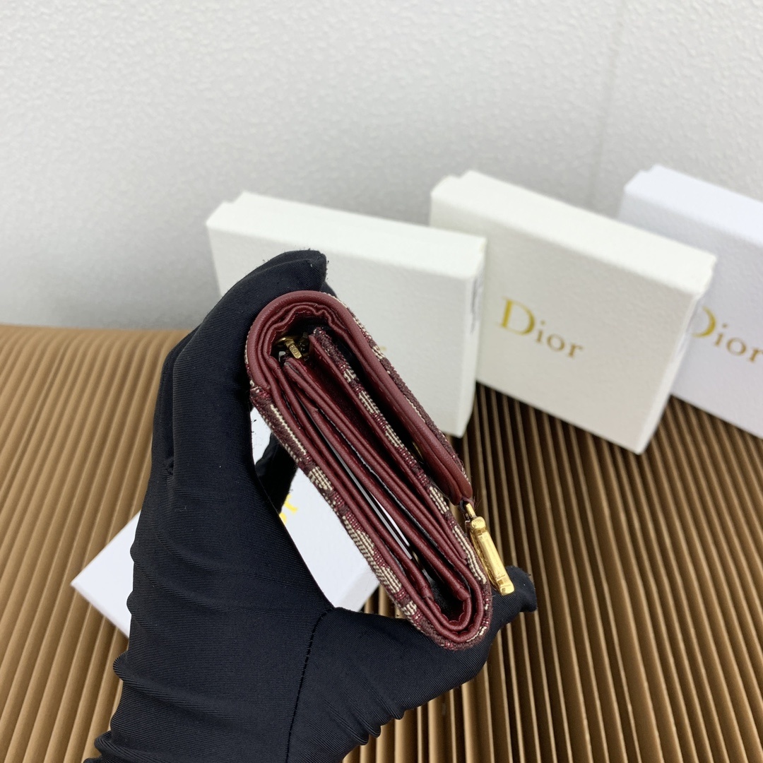 这款马鞍 Lotus 钱包彰显这一系列的标志性风格。采用新款Oblique 印花面料精心制作,搭配标志