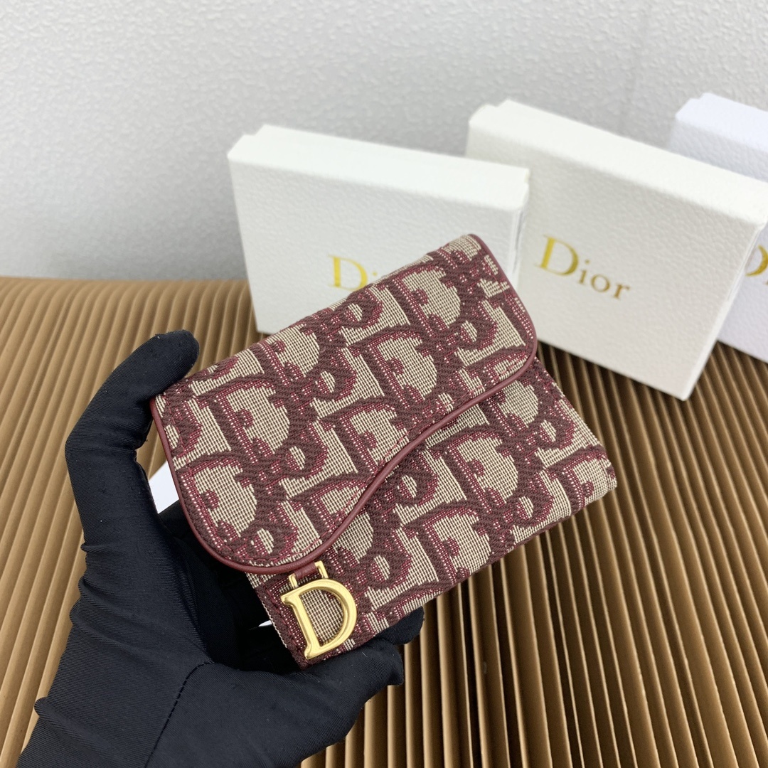 这款马鞍 Lotus 钱包彰显这一系列的标志性风格。采用新款Oblique 印花面料精心制作,搭配标志
