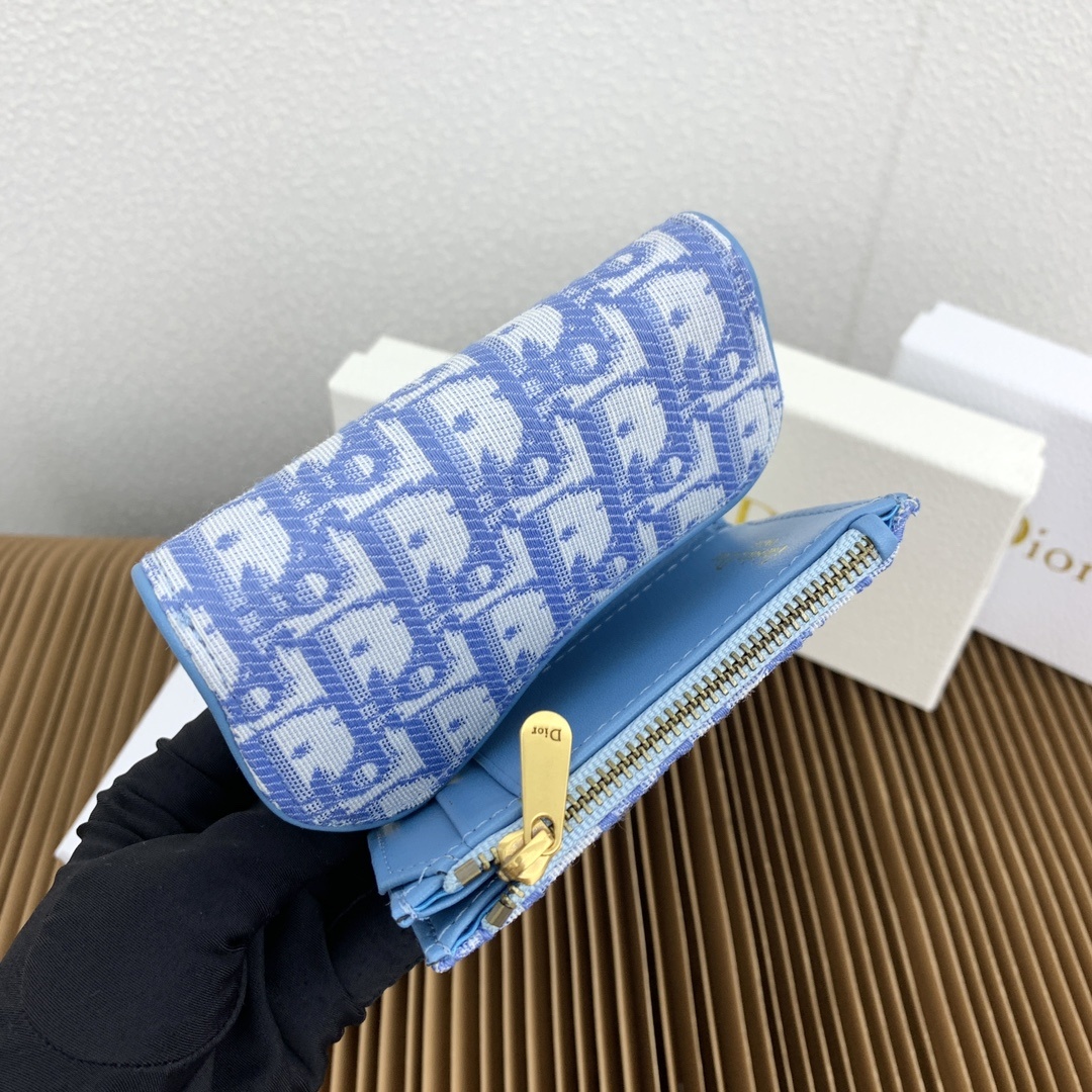 这款马鞍 Lotus 钱包彰显这一系列的标志性风格。采用新款Oblique 印花面料精心制作,搭配标志
