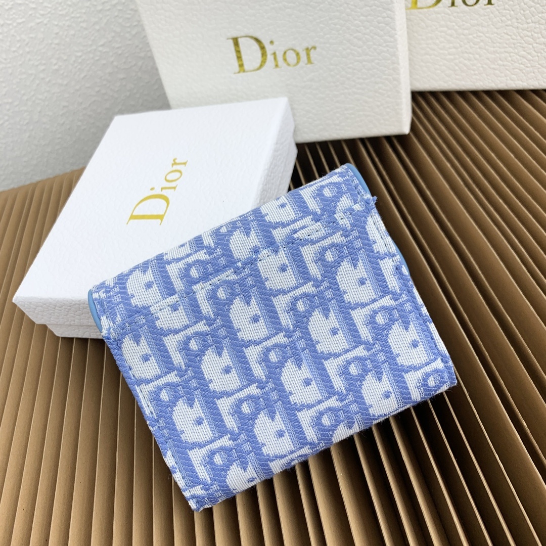 这款马鞍 Lotus 钱包彰显这一系列的标志性风格。采用新款Oblique 印花面料精心制作,搭配标志