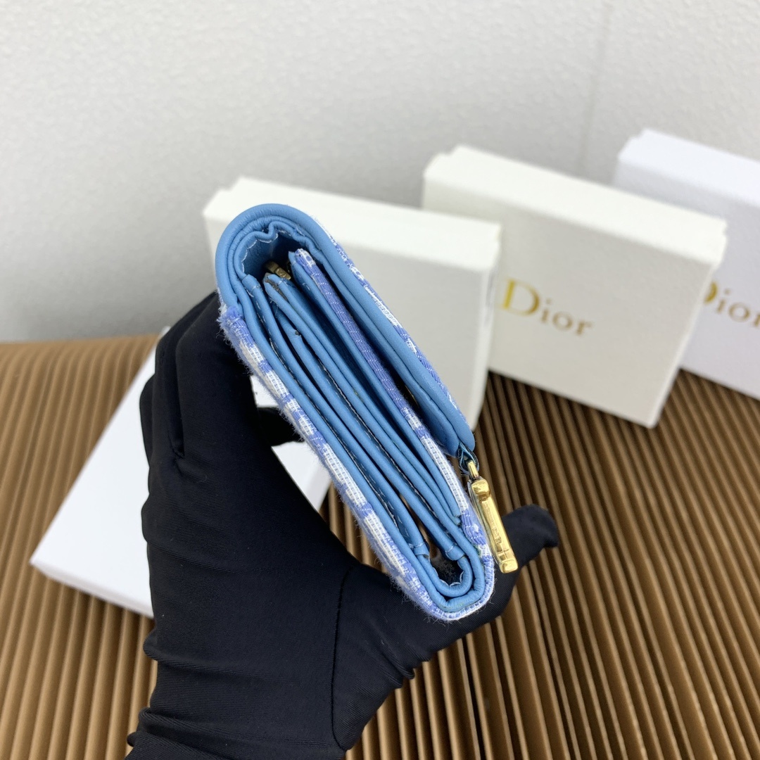 这款马鞍 Lotus 钱包彰显这一系列的标志性风格。采用新款Oblique 印花面料精心制作,搭配标志