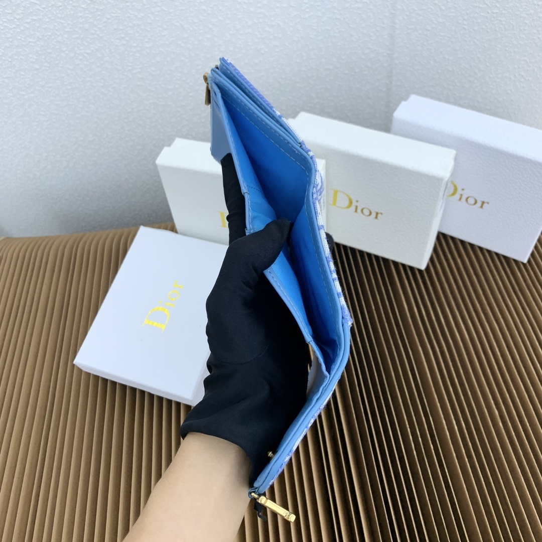 这款马鞍 Lotus 钱包彰显这一系列的标志性风格。采用新款Oblique 印花面料精心制作,搭配标志