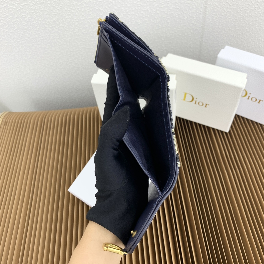 这款马鞍 Lotus 钱包彰显这一系列的标志性风格。采用新款Oblique 印花面料精心制作,搭配标志