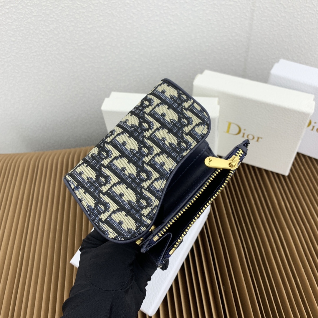 这款马鞍 Lotus 钱包彰显这一系列的标志性风格。采用新款Oblique 印花面料精心制作,搭配标志