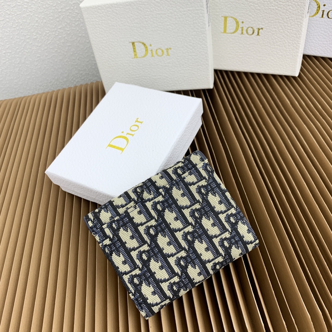 这款马鞍 Lotus 钱包彰显这一系列的标志性风格。采用新款Oblique 印花面料精心制作,搭配标志