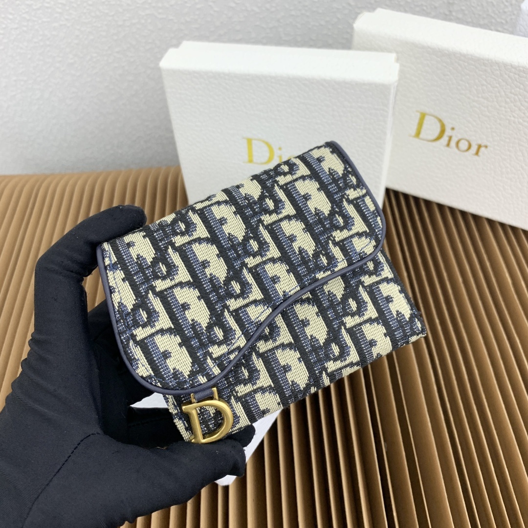 这款马鞍 Lotus 钱包彰显这一系列的标志性风格。采用新款Oblique 印花面料精心制作,搭配标志