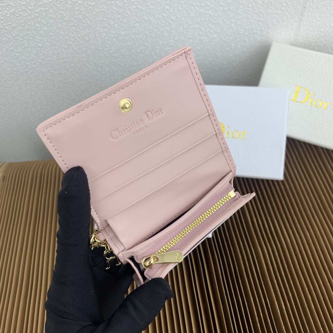 这款迷你 Lady Dior 钱包设计精巧,空间宽敞。灰色羊皮革饰以藤格纹缉面线和“D.I.O.R.”吊