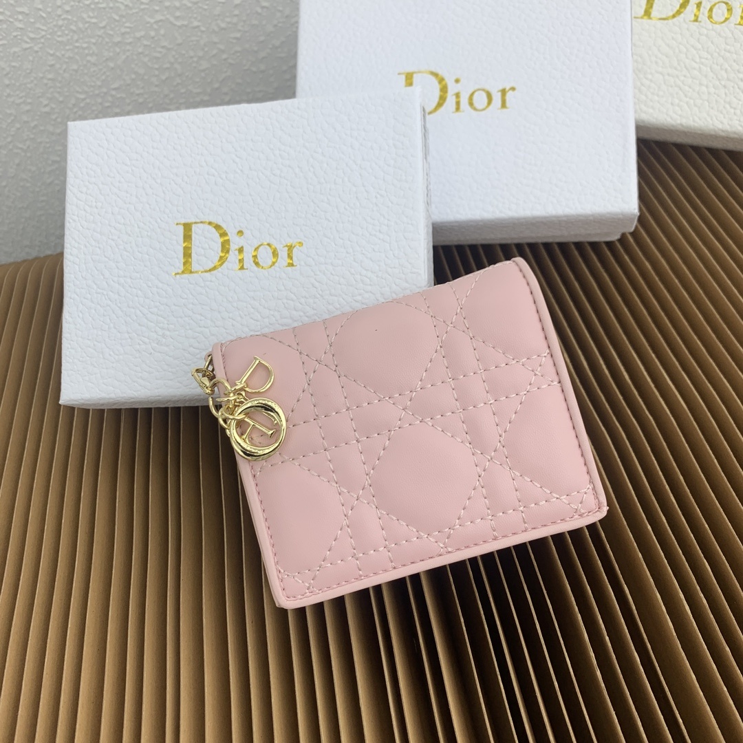这款迷你 Lady Dior 钱包设计精巧,空间宽敞。灰色羊皮革饰以藤格纹缉面线和“D.I.O.R.”吊