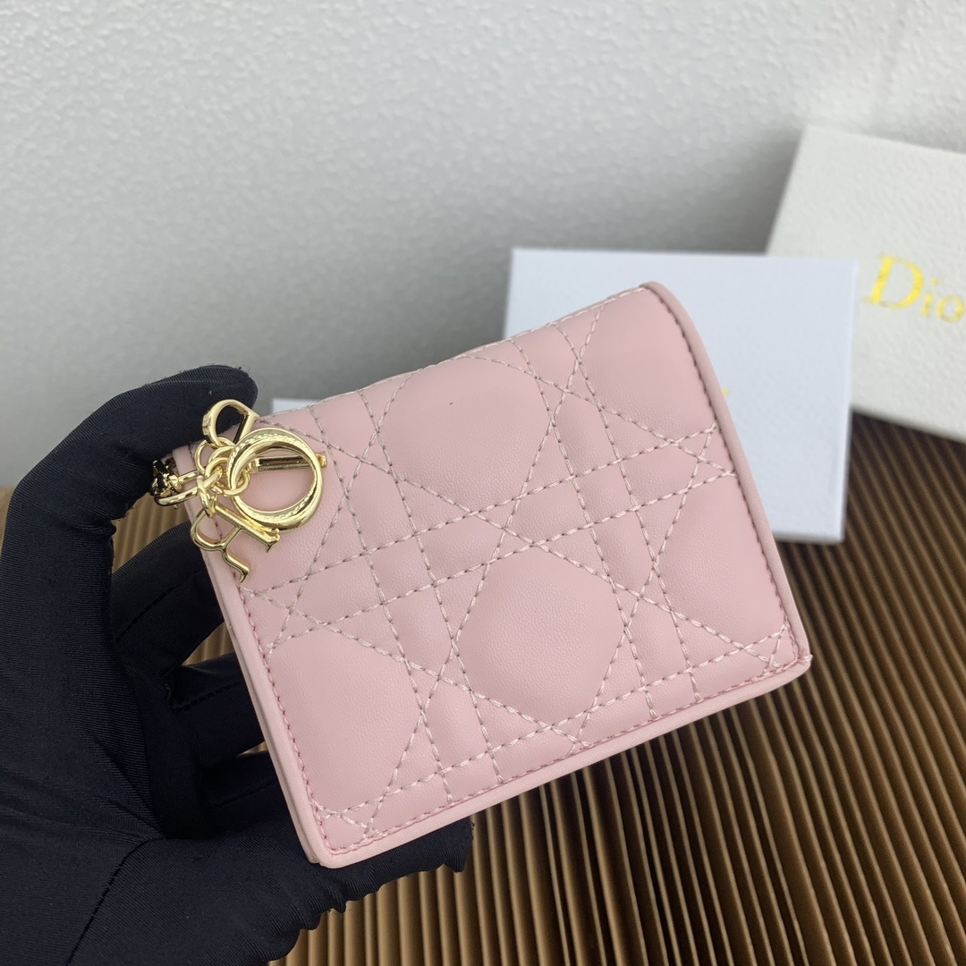 这款迷你 Lady Dior 钱包设计精巧,空间宽敞。灰色羊皮革饰以藤格纹缉面线和“D.I.O.R.”吊