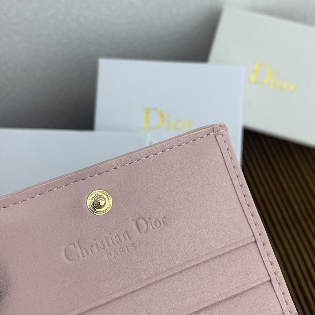 这款迷你 Lady Dior 钱包设计精巧,空间宽敞。灰色羊皮革饰以藤格纹缉面线和“D.I.O.R.”吊