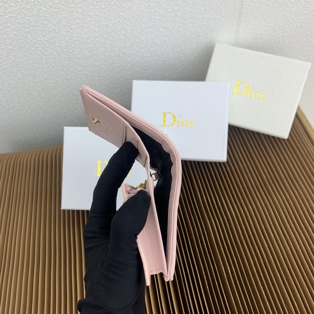 这款迷你 Lady Dior 钱包设计精巧,空间宽敞。灰色羊皮革饰以藤格纹缉面线和“D.I.O.R.”吊