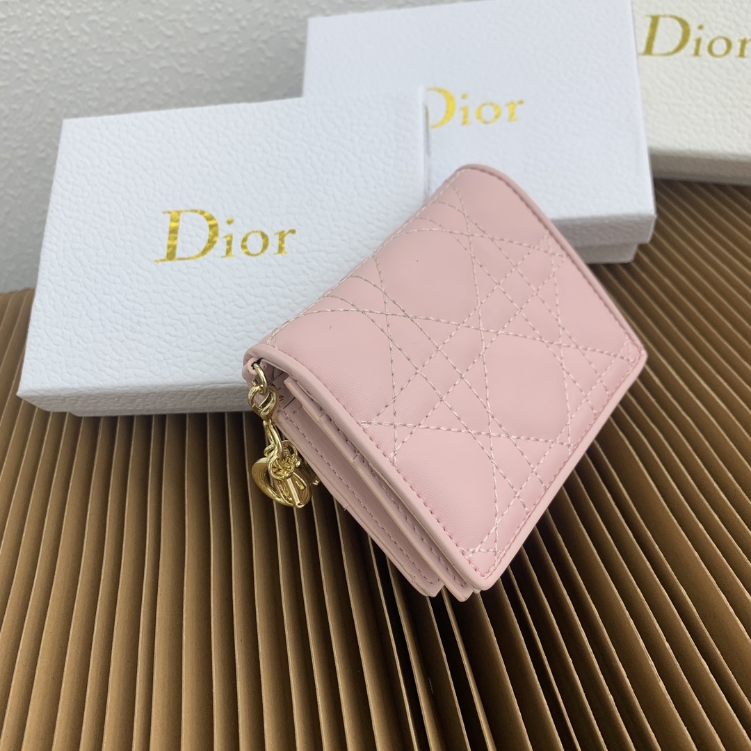这款迷你 Lady Dior 钱包设计精巧,空间宽敞。灰色羊皮革饰以藤格纹缉面线和“D.I.O.R.”吊