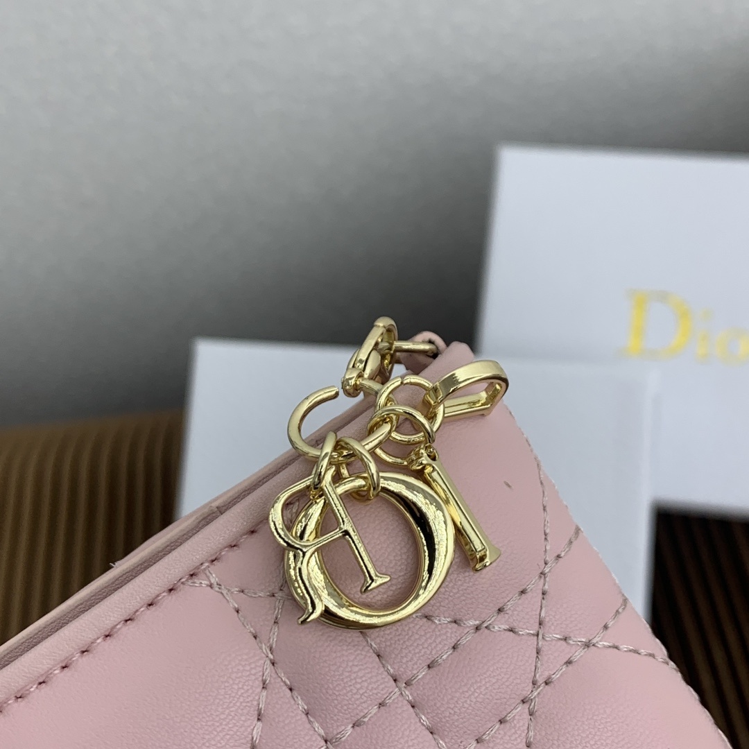 这款迷你 Lady Dior 钱包设计精巧,空间宽敞。灰色羊皮革饰以藤格纹缉面线和“D.I.O.R.”吊