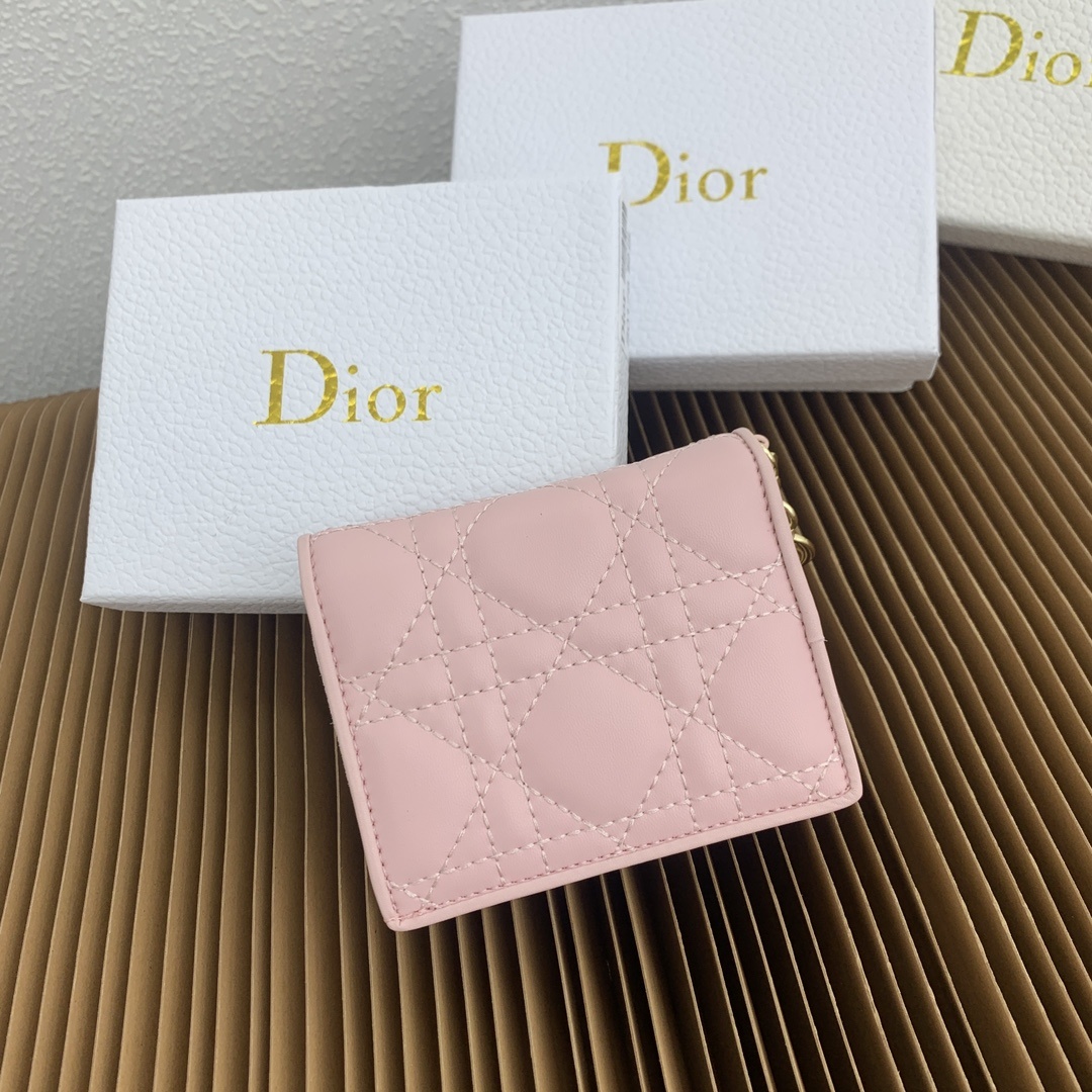 这款迷你 Lady Dior 钱包设计精巧,空间宽敞。灰色羊皮革饰以藤格纹缉面线和“D.I.O.R.”吊