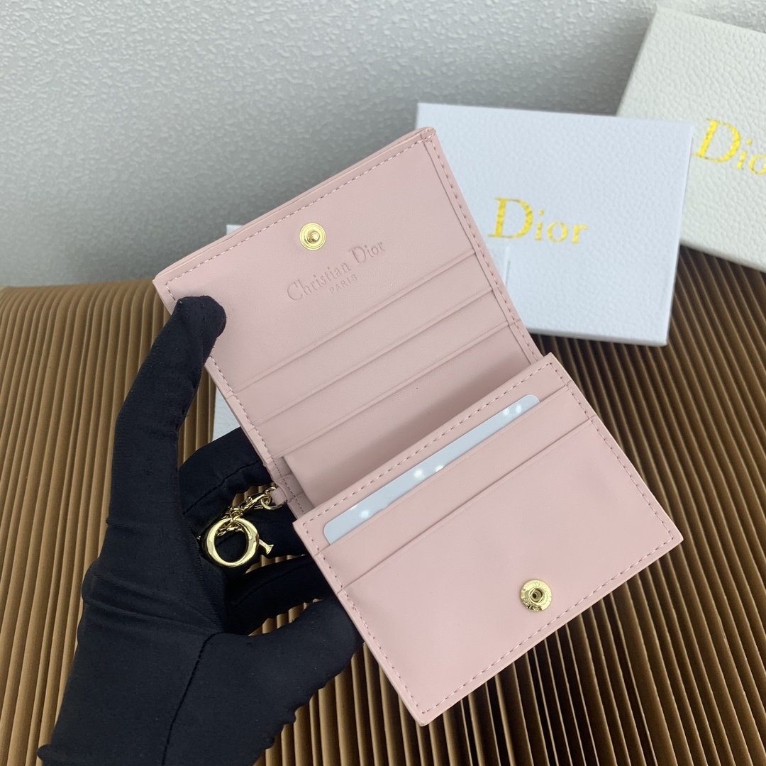 这款迷你 Lady Dior 钱包设计精巧,空间宽敞。灰色羊皮革饰以藤格纹缉面线和“D.I.O.R.”吊