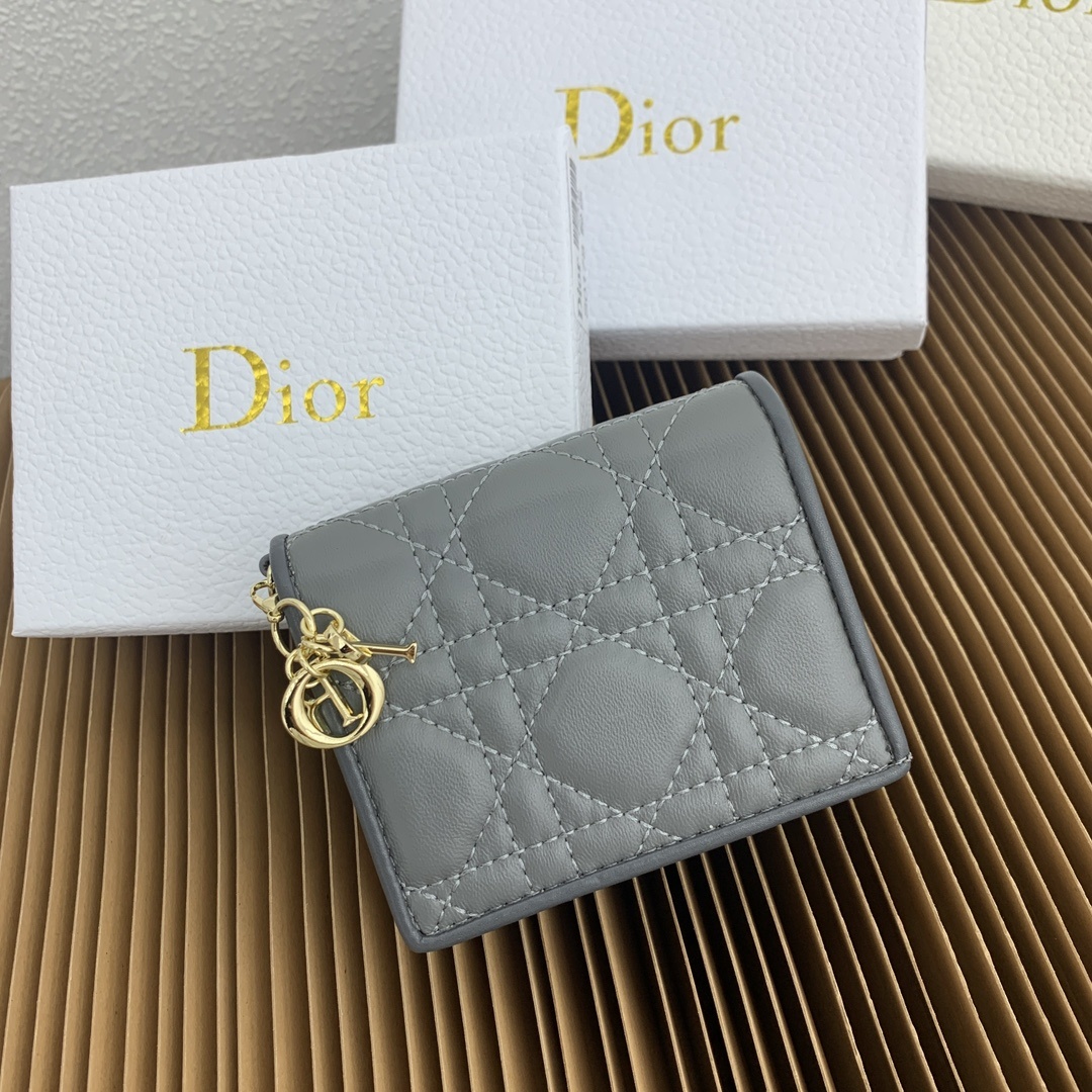 这款迷你 Lady Dior 钱包设计精巧,空间宽敞。灰色羊皮革饰以藤格纹缉面线和“D.I.O.R.”吊