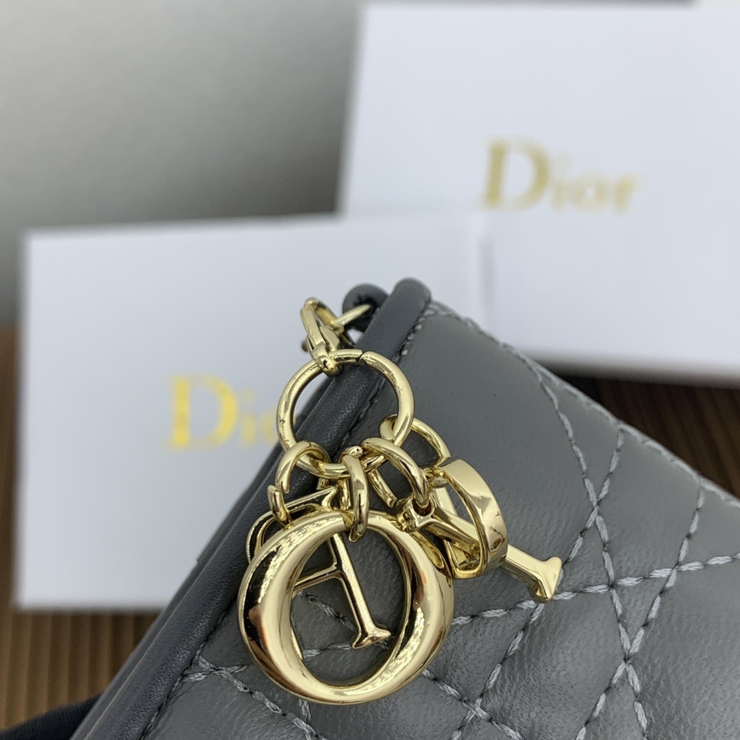 这款迷你 Lady Dior 钱包设计精巧,空间宽敞。灰色羊皮革饰以藤格纹缉面线和“D.I.O.R.”吊
