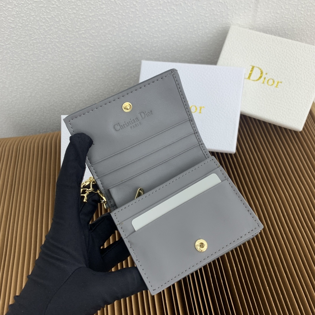 这款迷你 Lady Dior 钱包设计精巧,空间宽敞。灰色羊皮革饰以藤格纹缉面线和“D.I.O.R.”吊