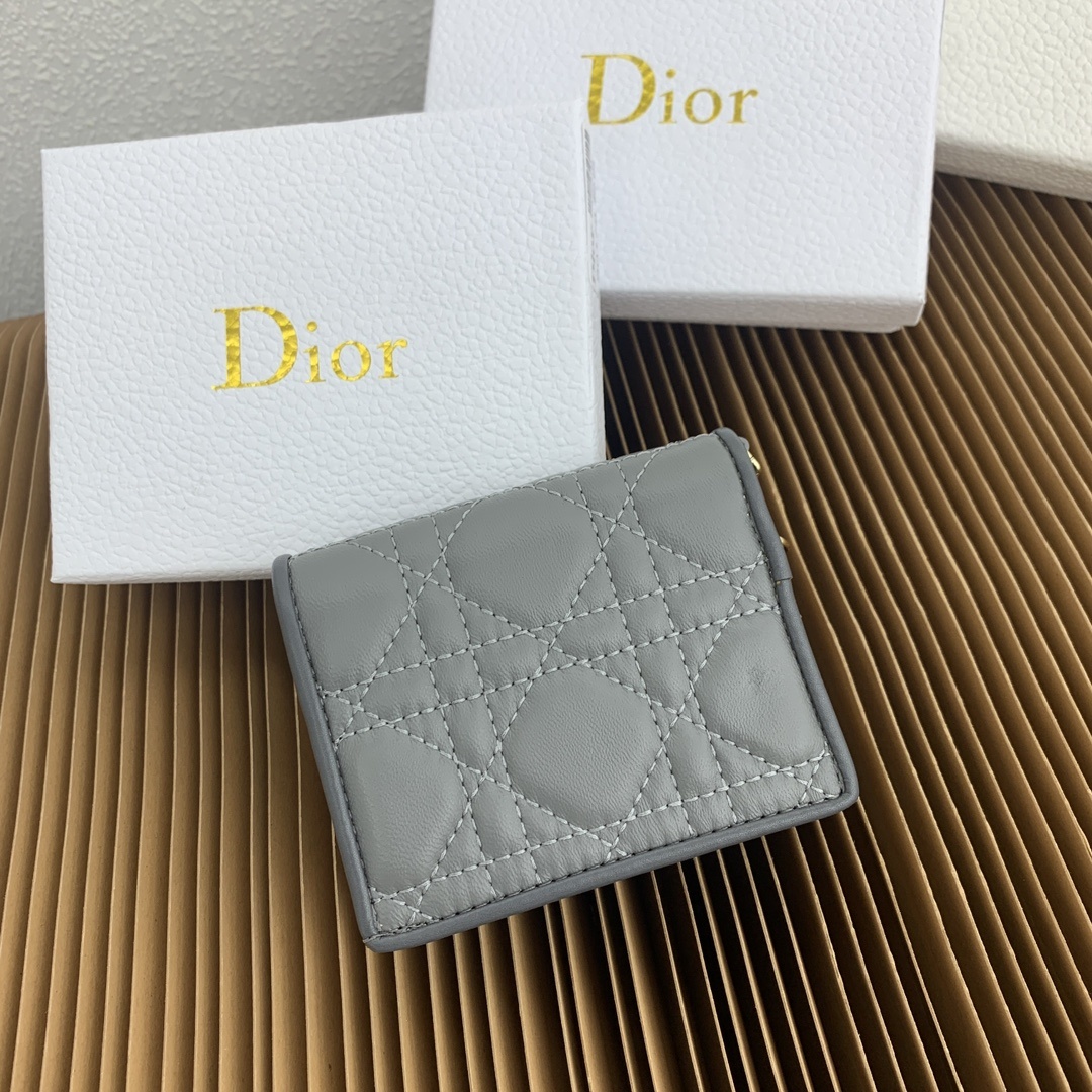 这款迷你 Lady Dior 钱包设计精巧,空间宽敞。灰色羊皮革饰以藤格纹缉面线和“D.I.O.R.”吊
