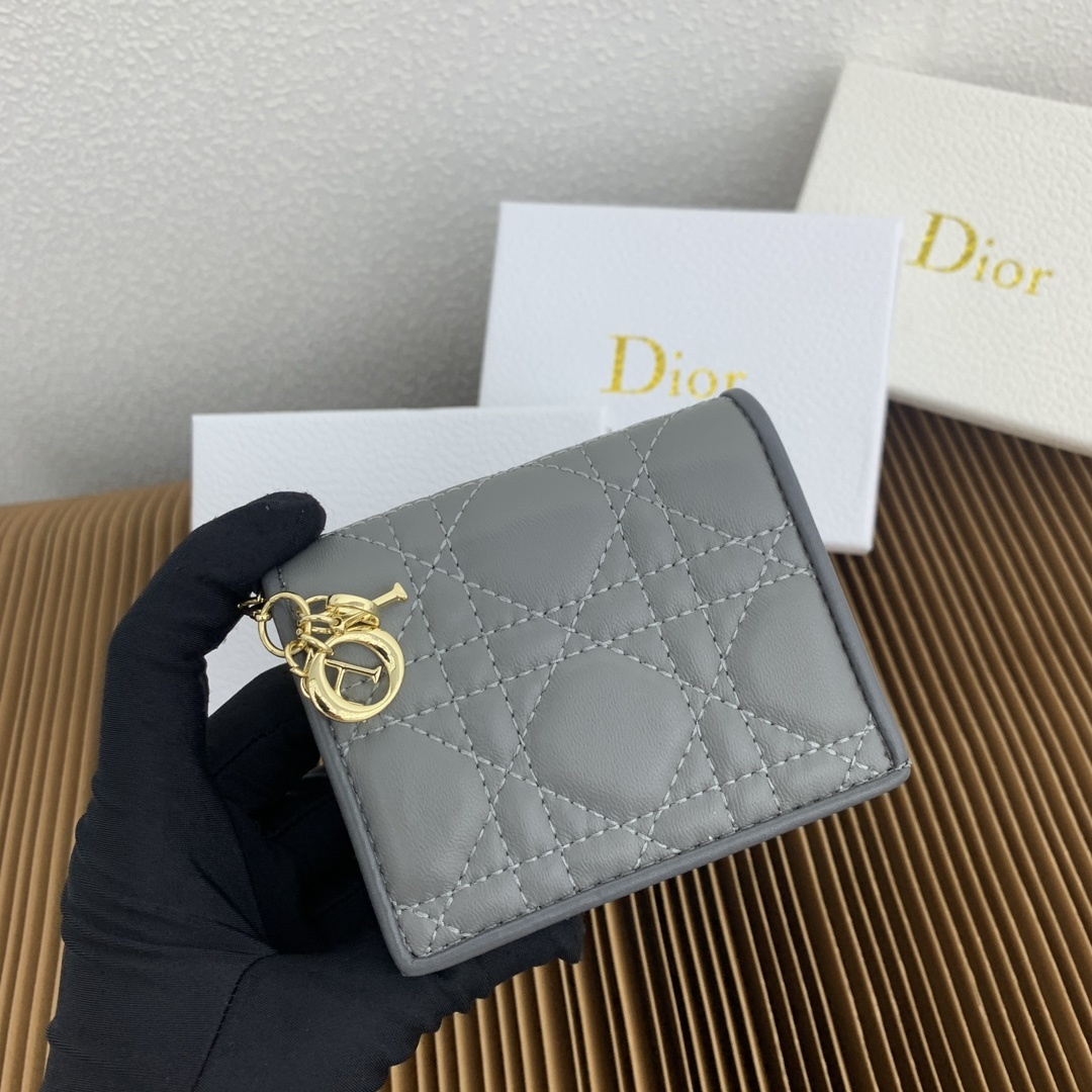 这款迷你 Lady Dior 钱包设计精巧,空间宽敞。灰色羊皮革饰以藤格纹缉面线和“D.I.O.R.”吊