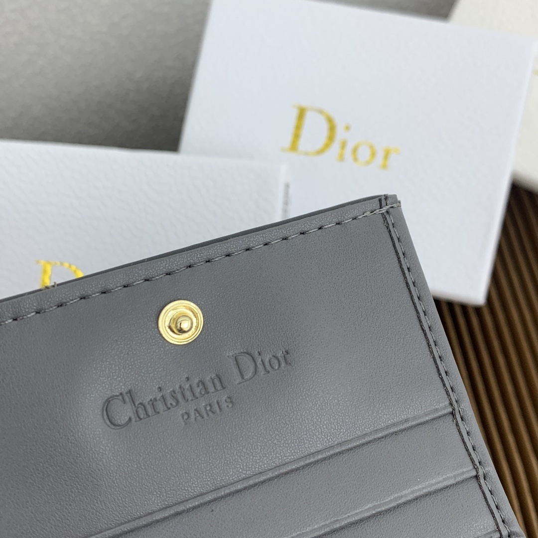 这款迷你 Lady Dior 钱包设计精巧,空间宽敞。灰色羊皮革饰以藤格纹缉面线和“D.I.O.R.”吊