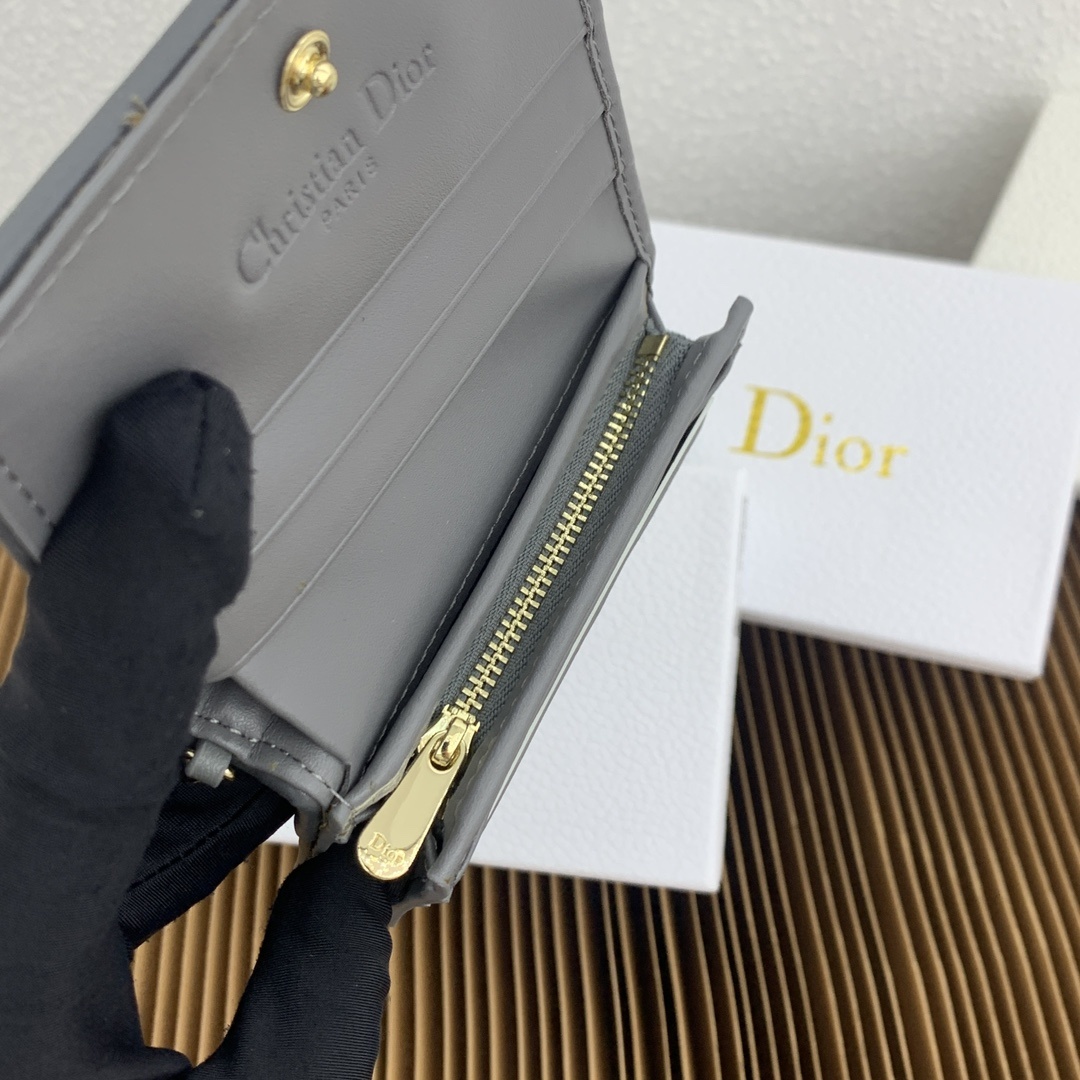 这款迷你 Lady Dior 钱包设计精巧,空间宽敞。灰色羊皮革饰以藤格纹缉面线和“D.I.O.R.”吊