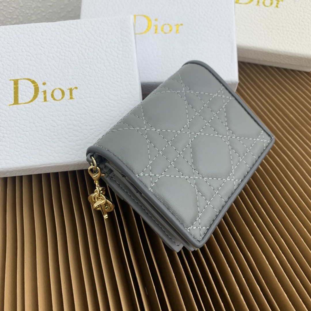 这款迷你 Lady Dior 钱包设计精巧,空间宽敞。灰色羊皮革饰以藤格纹缉面线和“D.I.O.R.”吊