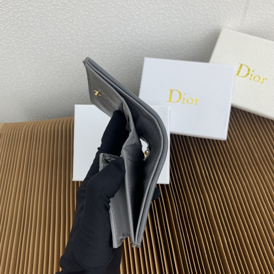 这款迷你 Lady Dior 钱包设计精巧,空间宽敞。灰色羊皮革饰以藤格纹缉面线和“D.I.O.R.”吊