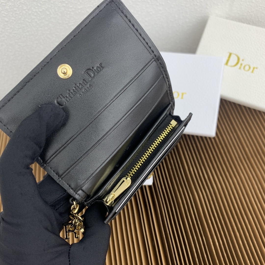 这款迷你 Lady Dior 钱包设计精巧,空间宽敞。灰色羊皮革饰以藤格纹缉面线和“D.I.O.R.”吊