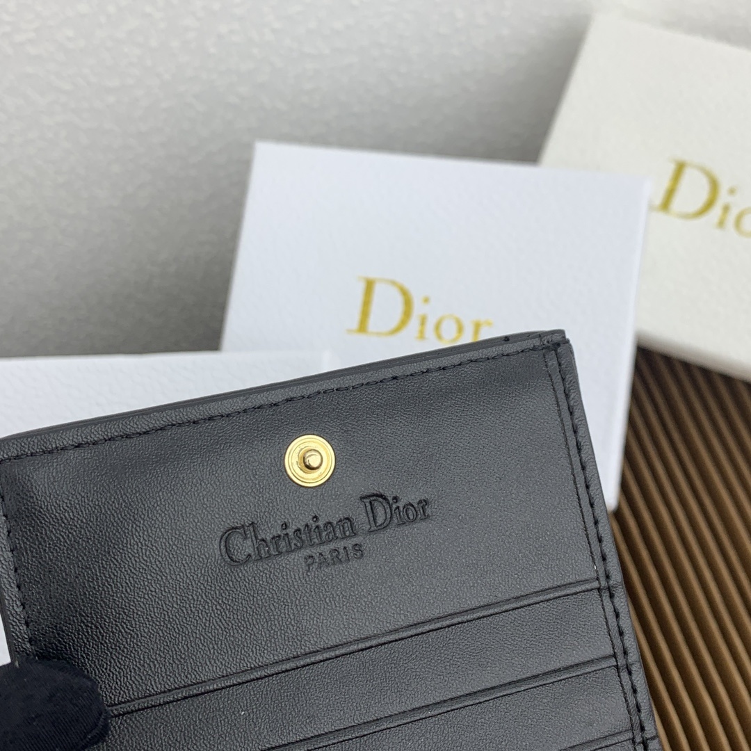 这款迷你 Lady Dior 钱包设计精巧,空间宽敞。灰色羊皮革饰以藤格纹缉面线和“D.I.O.R.”吊