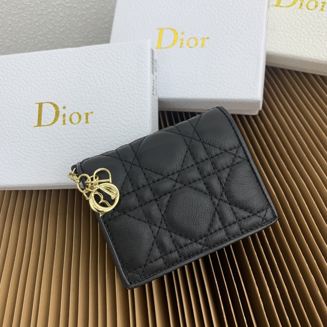 这款迷你 Lady Dior 钱包设计精巧,空间宽敞。灰色羊皮革饰以藤格纹缉面线和“D.I.O.R.”吊