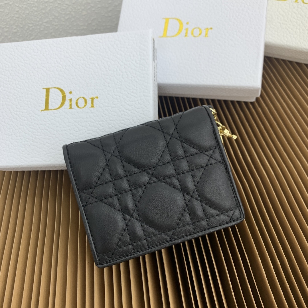 这款迷你 Lady Dior 钱包设计精巧,空间宽敞。灰色羊皮革饰以藤格纹缉面线和“D.I.O.R.”吊