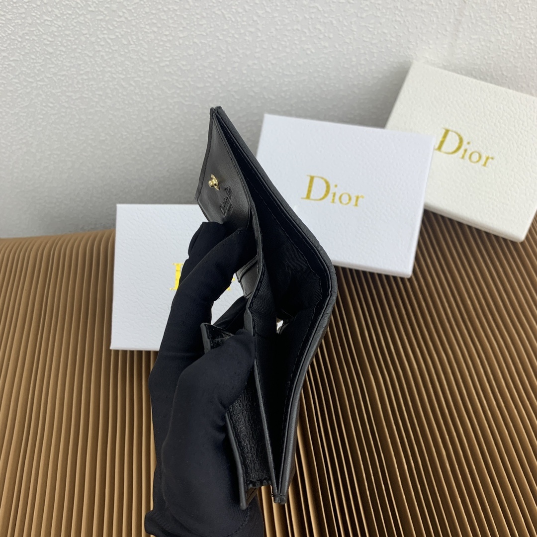 这款迷你 Lady Dior 钱包设计精巧,空间宽敞。灰色羊皮革饰以藤格纹缉面线和“D.I.O.R.”吊