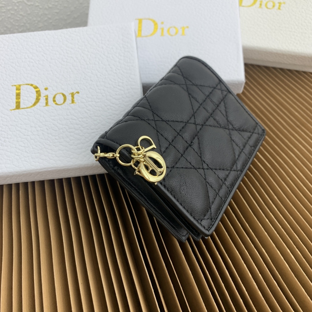 这款迷你 Lady Dior 钱包设计精巧,空间宽敞。灰色羊皮革饰以藤格纹缉面线和“D.I.O.R.”吊
