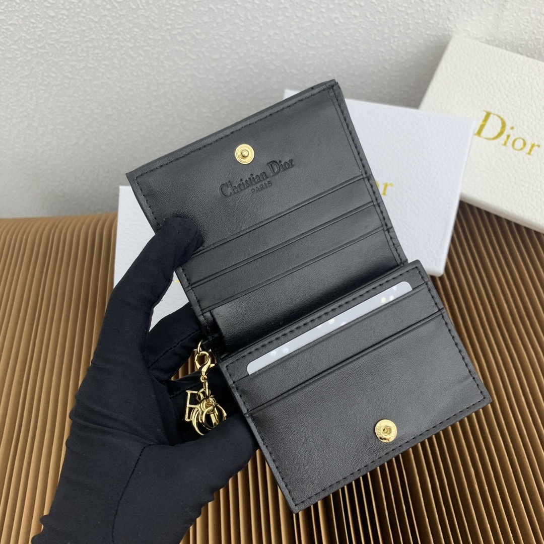 这款迷你 Lady Dior 钱包设计精巧,空间宽敞。灰色羊皮革饰以藤格纹缉面线和“D.I.O.R.”吊