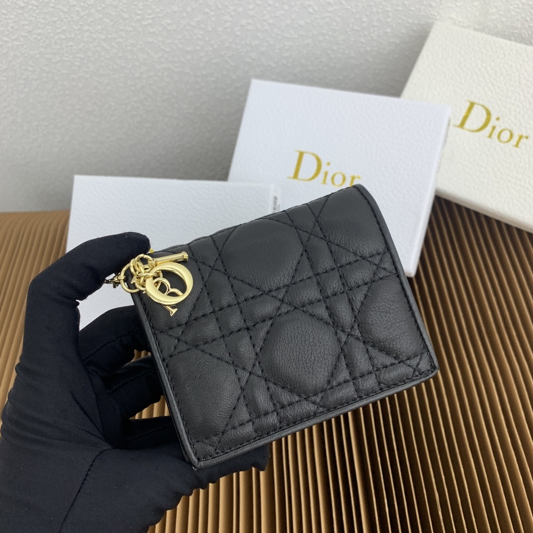 这款迷你 Lady Dior 钱包设计精巧,空间宽敞。灰色羊皮革饰以藤格纹缉面线和“D.I.O.R.”吊
