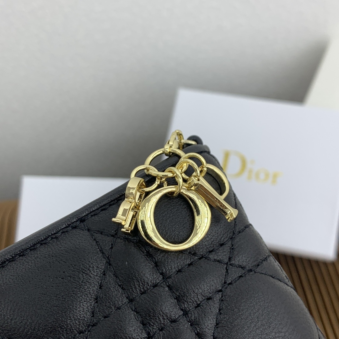 这款迷你 Lady Dior 钱包设计精巧,空间宽敞。灰色羊皮革饰以藤格纹缉面线和“D.I.O.R.”吊