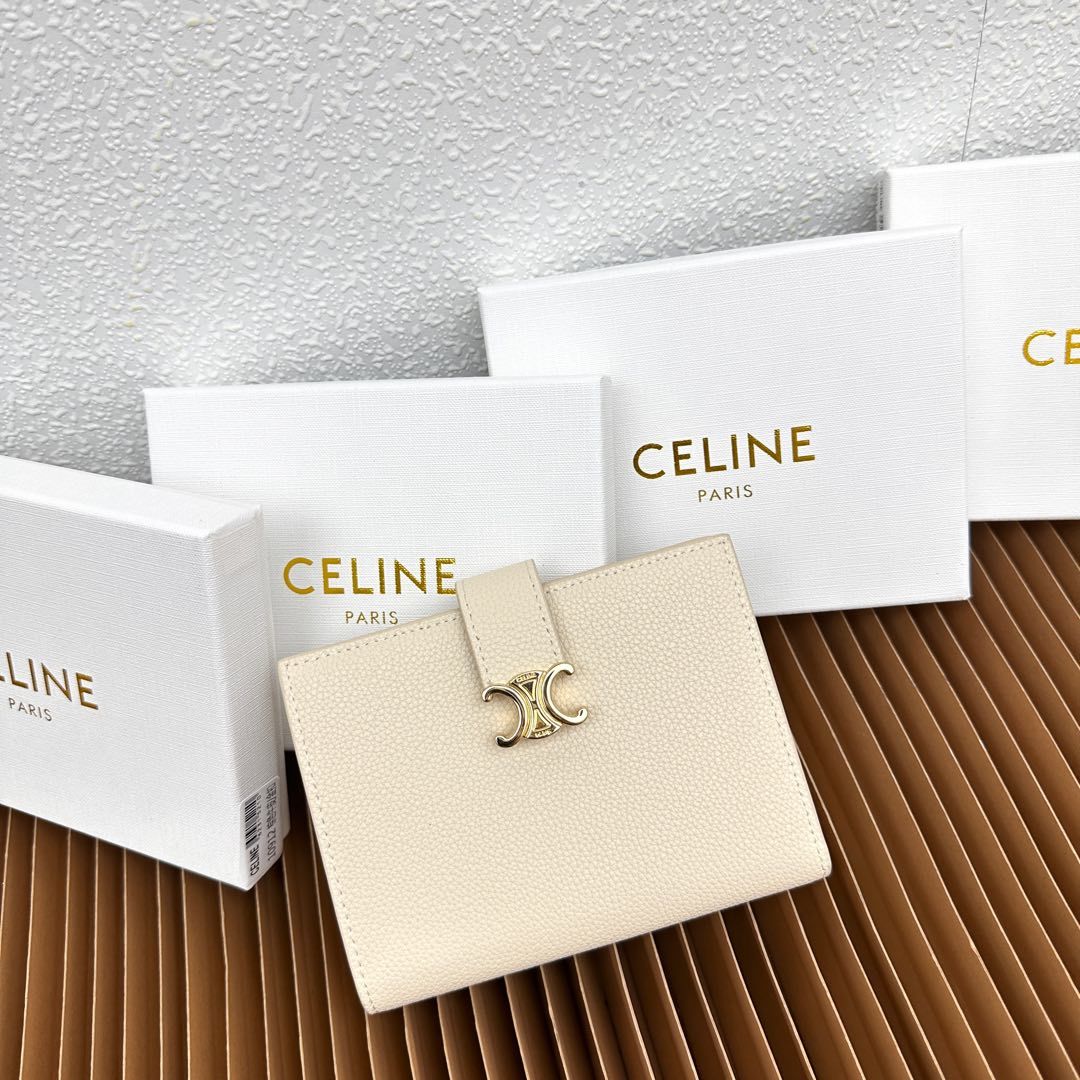 CELINE VICTOIRE柔软牛皮革中号钱包
牛皮革衬里
金色饰面
TRIOMPHE金属钉扣开关
七