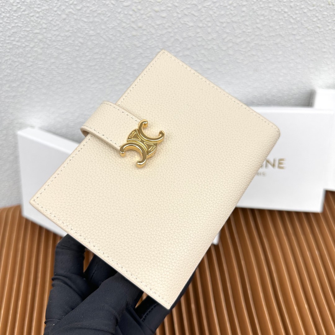 CELINE VICTOIRE柔软牛皮革中号钱包
牛皮革衬里
金色饰面
TRIOMPHE金属钉扣开关
七