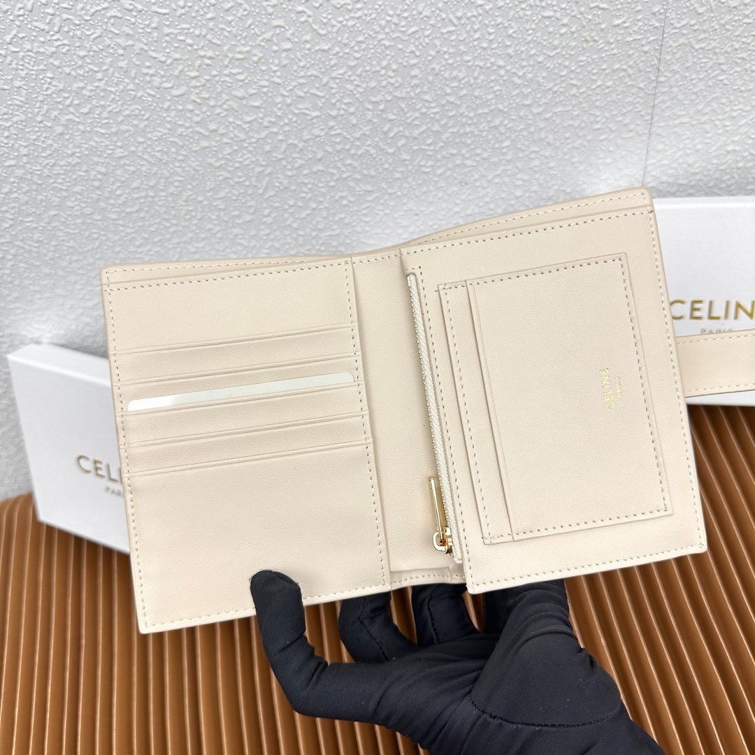 CELINE VICTOIRE柔软牛皮革中号钱包
牛皮革衬里
金色饰面
TRIOMPHE金属钉扣开关
七