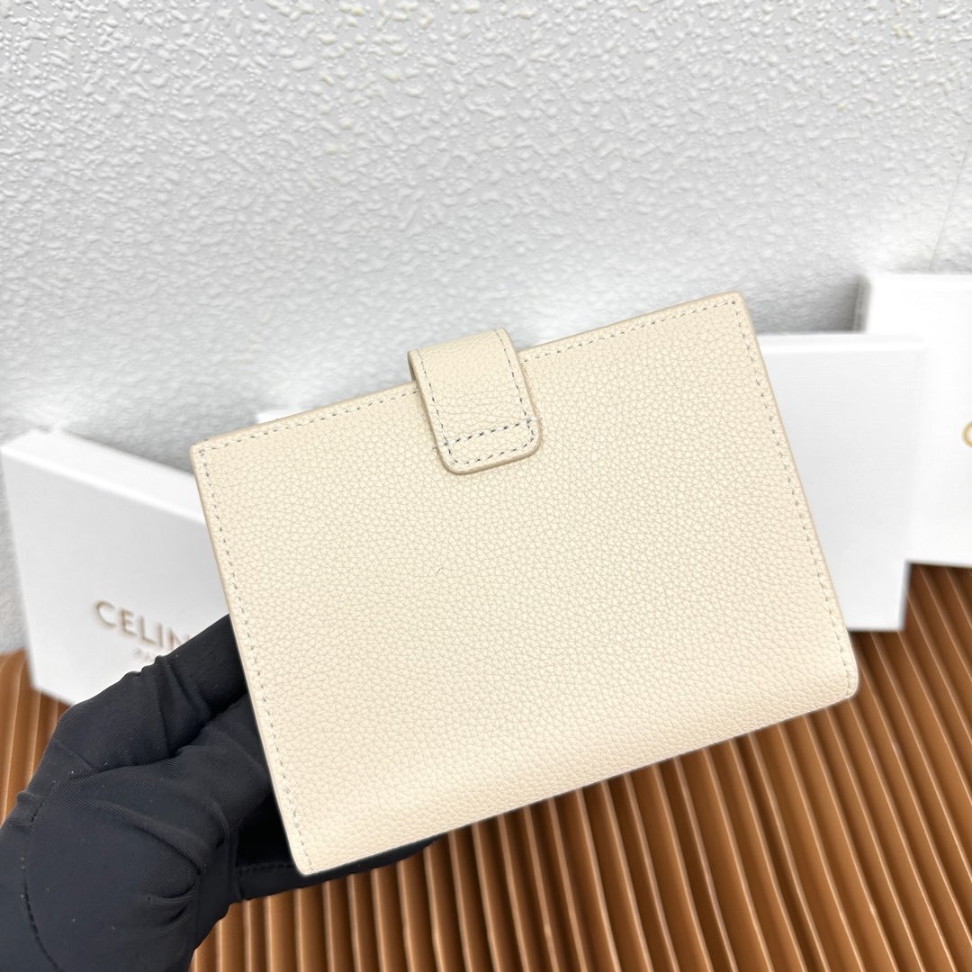 CELINE VICTOIRE柔软牛皮革中号钱包
牛皮革衬里
金色饰面
TRIOMPHE金属钉扣开关
七