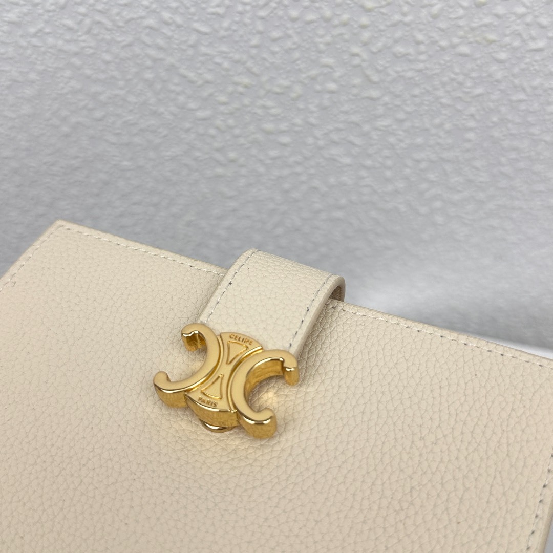CELINE VICTOIRE柔软牛皮革中号钱包
牛皮革衬里
金色饰面
TRIOMPHE金属钉扣开关
七