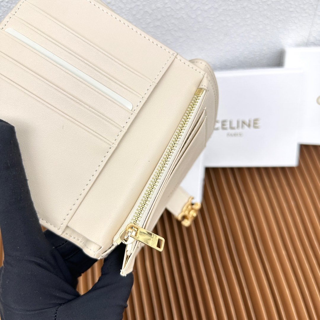 CELINE VICTOIRE柔软牛皮革中号钱包
牛皮革衬里
金色饰面
TRIOMPHE金属钉扣开关
七