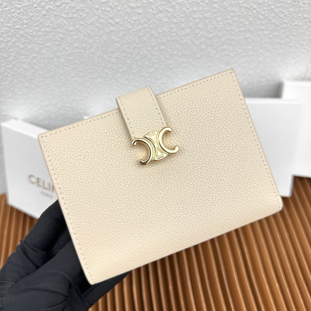 CELINE VICTOIRE柔软牛皮革中号钱包
牛皮革衬里
金色饰面
TRIOMPHE金属钉扣开关
七