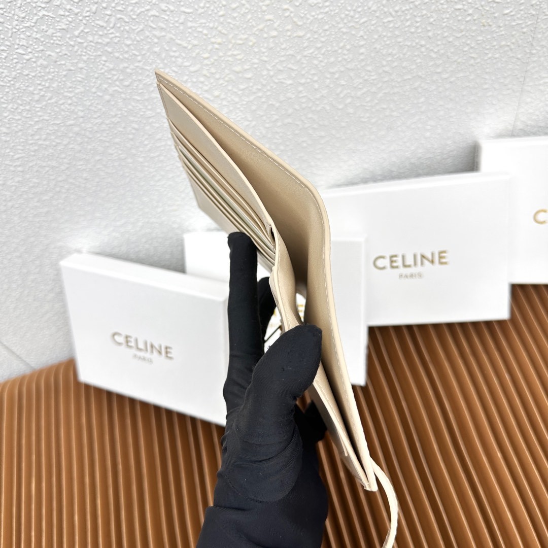 CELINE VICTOIRE柔软牛皮革中号钱包
牛皮革衬里
金色饰面
TRIOMPHE金属钉扣开关
七